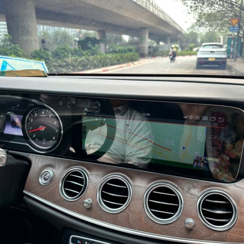 Bản đồ cảnh báo giao thông trên màn hình Mercedes E200 2020