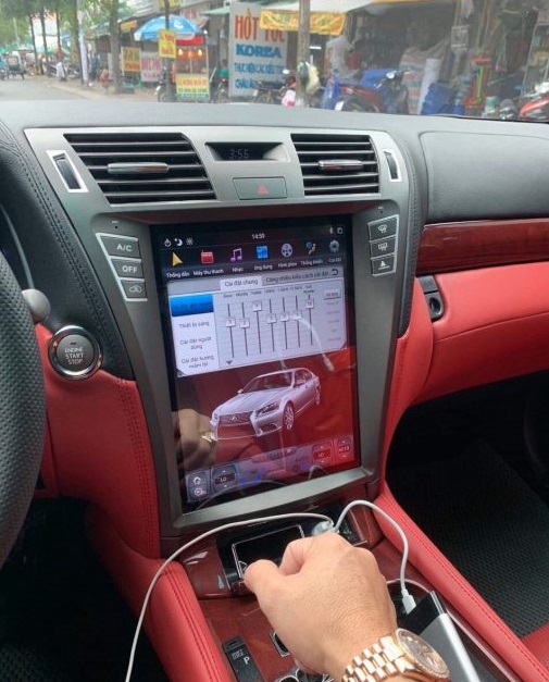 màn hình Lexus kiểu Tesla