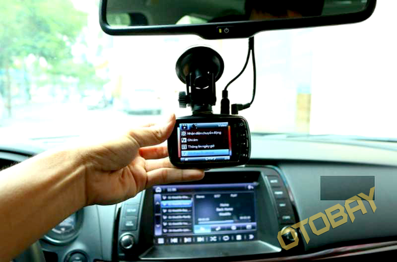 8 phụ kiện ô tô nhỏ hữu ích 5 Camera hành trình trên ô tô
